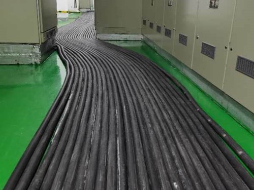 普安如何根据理论计算公式计算温度对特定电压测量结果的影响？