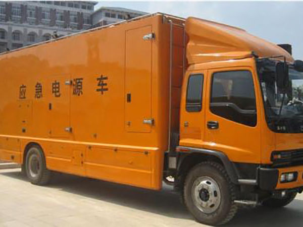 普安冬季柴油发电机启动前，如何检查燃油系统中的积水？